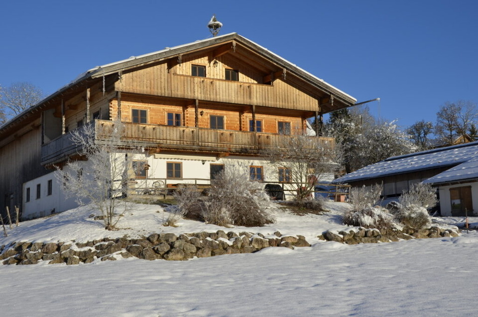 fewo-sennerstube-winterbild-außen-langeggeralm-bernbeuren